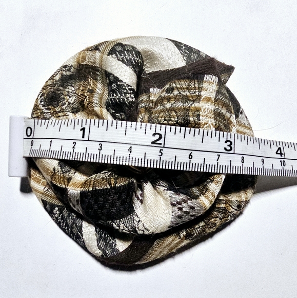 Upcycle tie scarf camellia cream and brown with middle bead unisex brooch - Picture 3 of 7